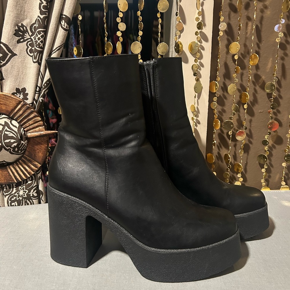 La moda woman’s size 9 platform boots